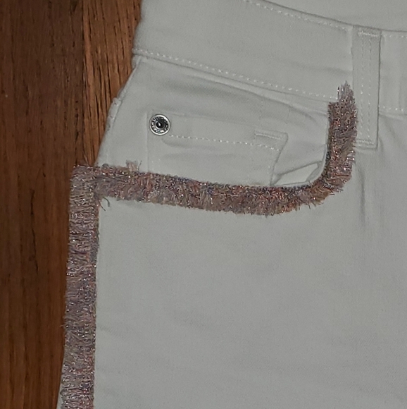 7 For All Mankind White Jeans with Pink Trim NWT - Picture 12 of 13